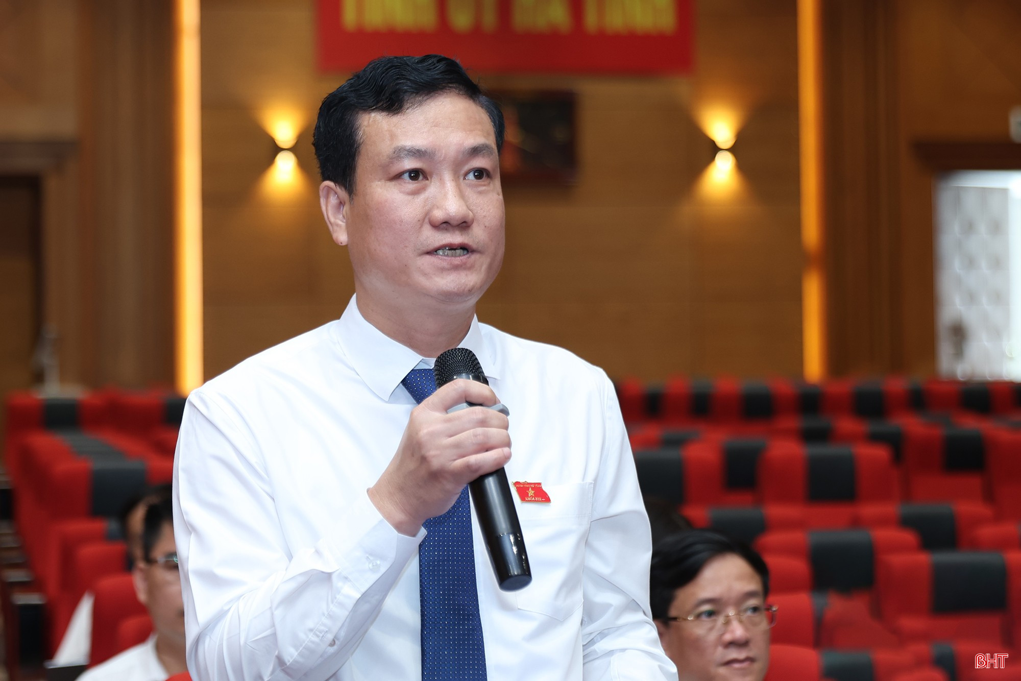 Đại biểu Lê Ngọc Hà - Ủy viên chuyên trách Ban Kinh tế - Ngân sách, HĐND tỉnh phát biểu thảo luận.