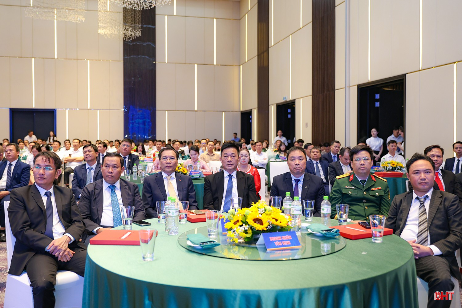 Lãnh đạo các doanh nghiệp tham dự chương trình.