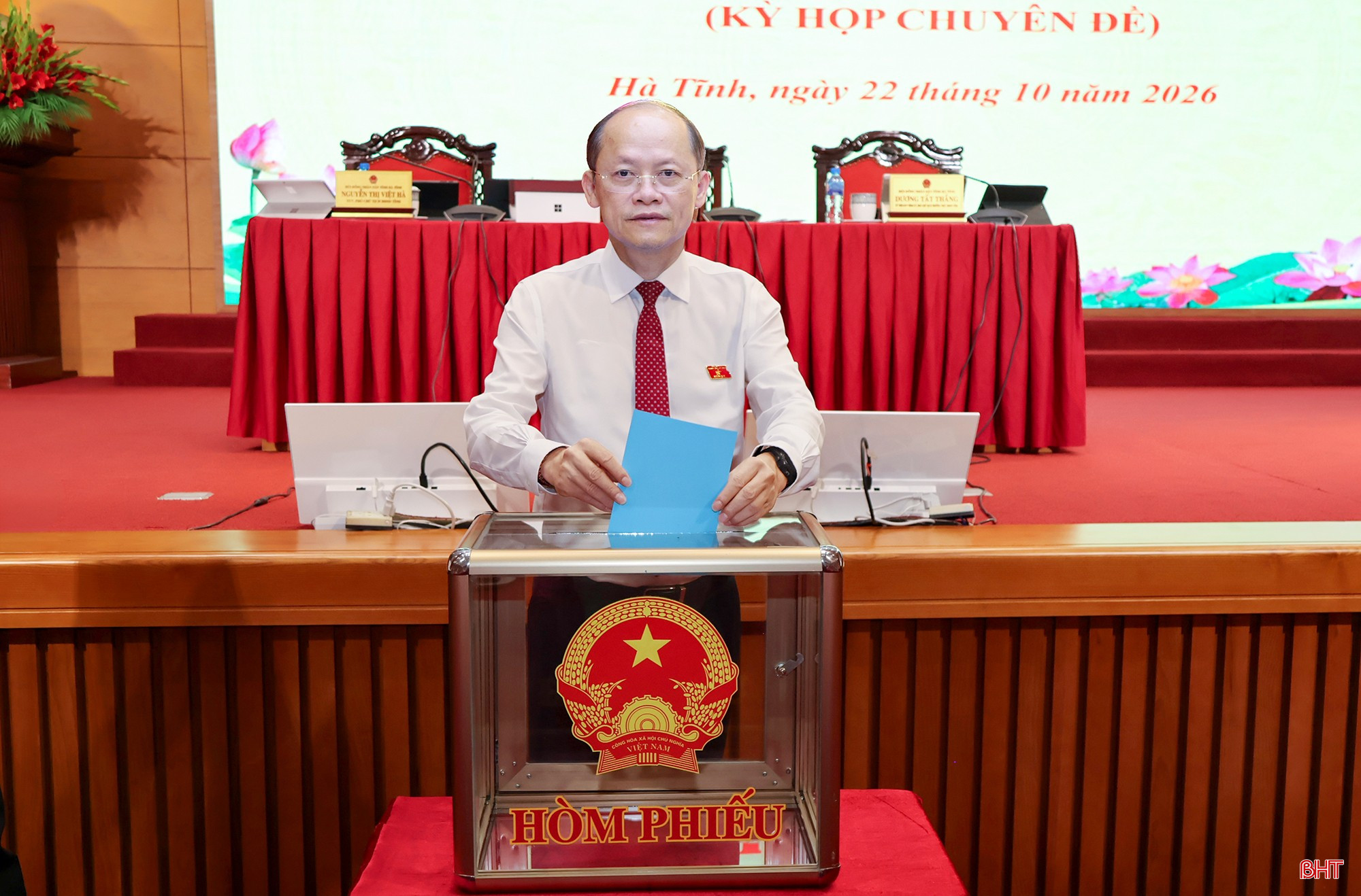 Đồng chí Nguyễn Hồng Lĩnh - Phó Bí thư Thường trực Tỉnh ủy, Chủ tịch HĐND tỉnh bỏ phiếu bầu bổ sung Ủy viên UBND tỉnh.