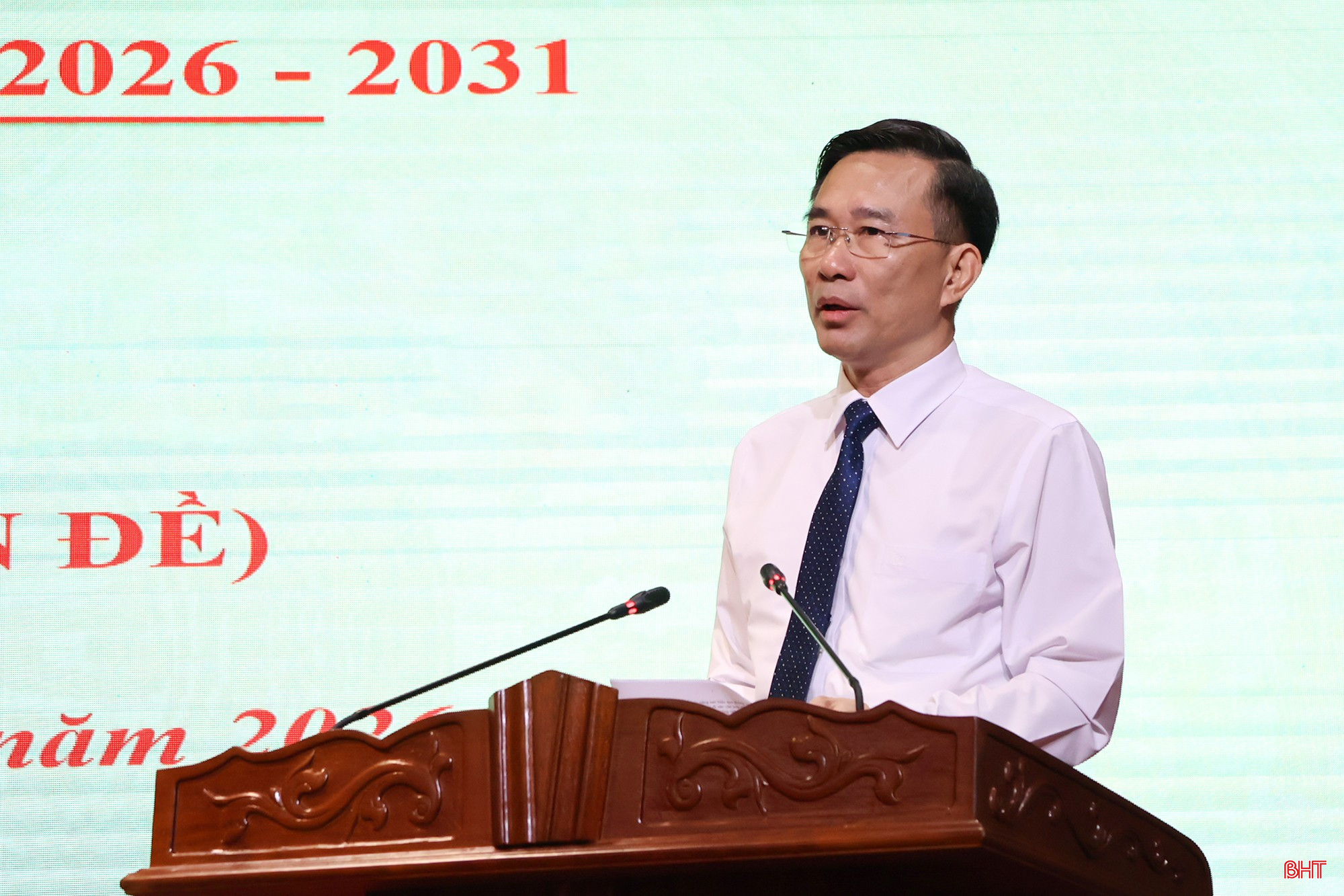 Đồng chí Nguyễn Viết Trường - Giám đốc Sở Văn hóa, Thể thao và Du lịch báo cáo tờ trình.
