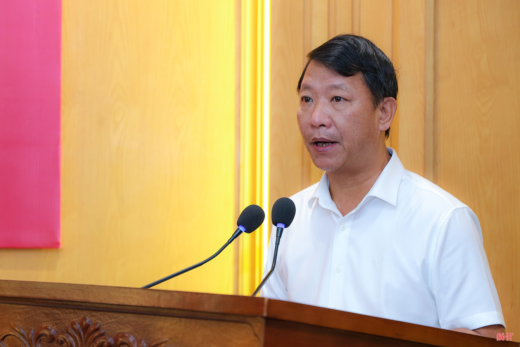 Đồng chí Nguyễn Như Dũng - Phó Trưởng ban Thường trực Ban Tổ chức Tỉnh ủy công bố các quyết định về công tác cán bộ.