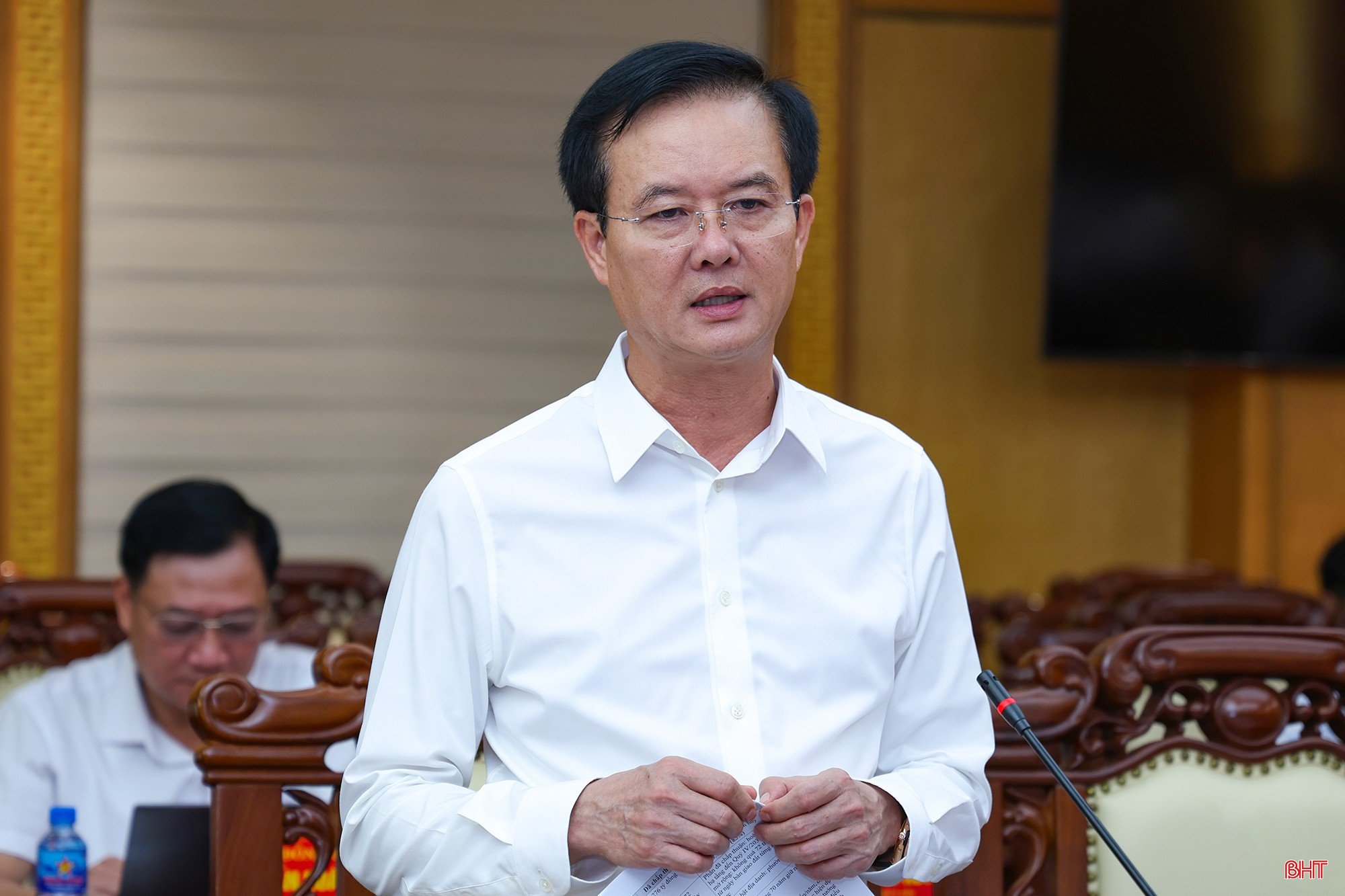 Đồng chí Trần Báu Hà - Ủy viên BTV Tỉnh ủy, Phó Chủ tịch Thường trực UBND tỉnh trình bày các nội dung liên quan.