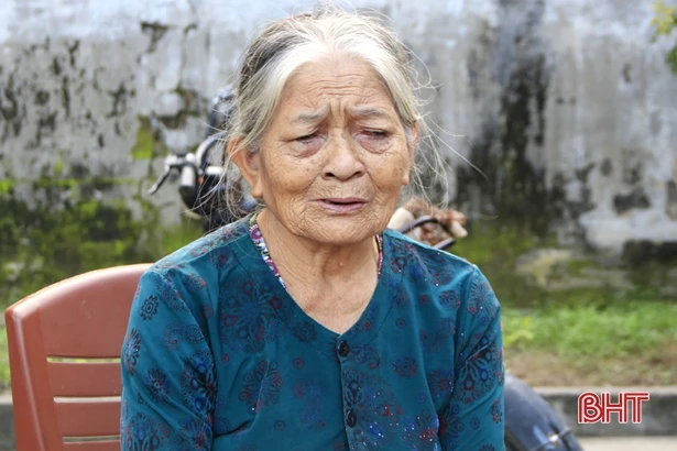 Nhói lòng cảnh bà ngoại 80 tuổi nuôi 2 cháu mồ côi