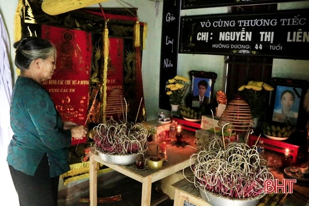 Nhói lòng cảnh bà ngoại 80 tuổi nuôi 2 cháu mồ côi