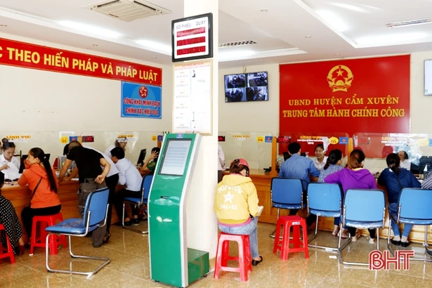 Trung tâm Hành chính công Cẩm Xuyên giải quyết trên 99% hồ sơ trước, đúng hạn