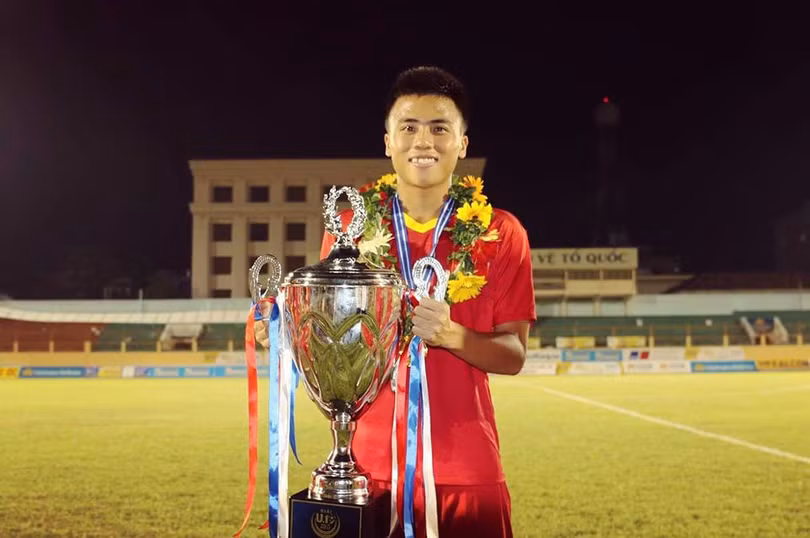 Hậu vệ từ lò PVF Phan Bá Hoàng khoác áo CLB Hồng Lĩnh Hà Tĩnh