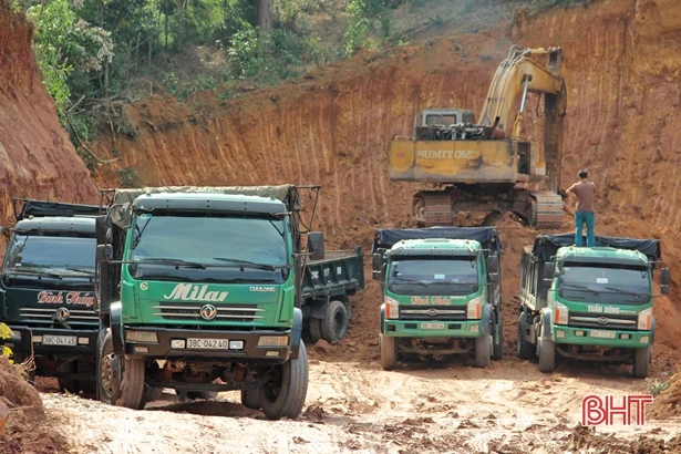 Nhức nhối nạn đất lậu, cát “tặc” ở Hương Khê ...