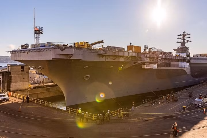 Cận cảnh tàu sân bay Nimitz của hải quân Mỹ được tu sửa trong xưởng