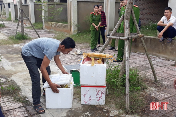Thu giữ gần 100kg thực phẩm bẩn trên xe khách Hà Tĩnh