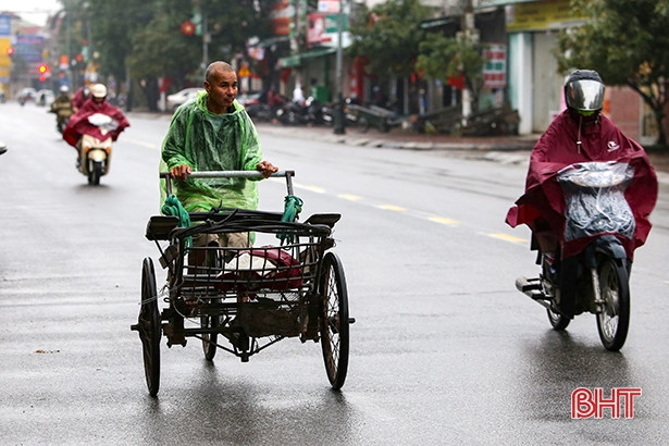 Người Hà Tĩnh chống chọi với mưa rét tăng cường