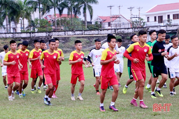 Thầy trò HLV Phạm Minh Đức làm quen SVĐ Hà Tĩnh