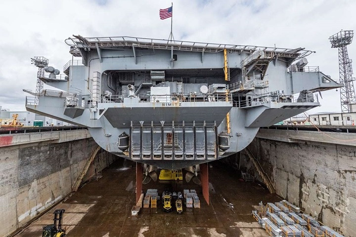 Cận cảnh tàu sân bay Nimitz của hải quân Mỹ được tu sửa trong xưởng