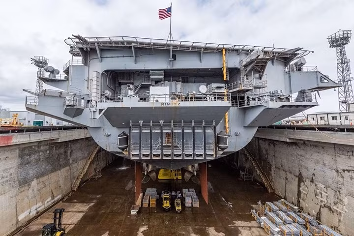 Cận cảnh tàu sân bay Nimitz của hải quân Mỹ được tu sửa trong xưởng