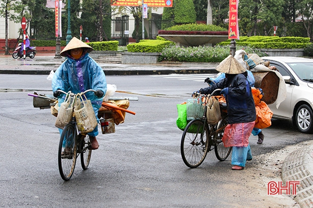 Người Hà Tĩnh chống chọi với mưa rét tăng cường