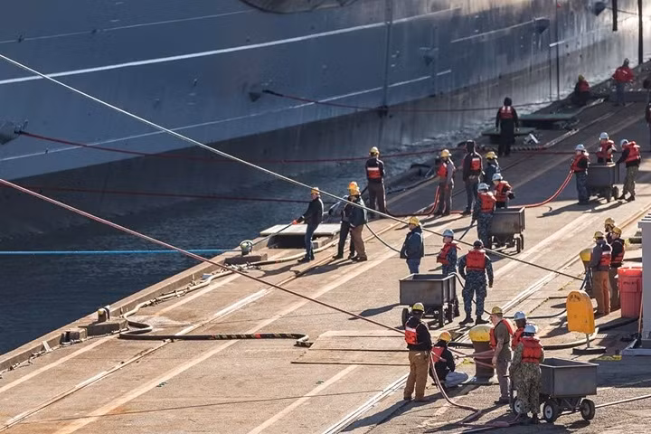 Cận cảnh tàu sân bay Nimitz của hải quân Mỹ được tu sửa trong xưởng