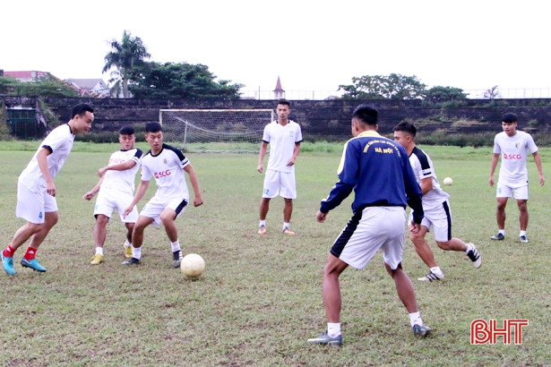 Thầy trò HLV Phạm Minh Đức làm quen SVĐ Hà Tĩnh