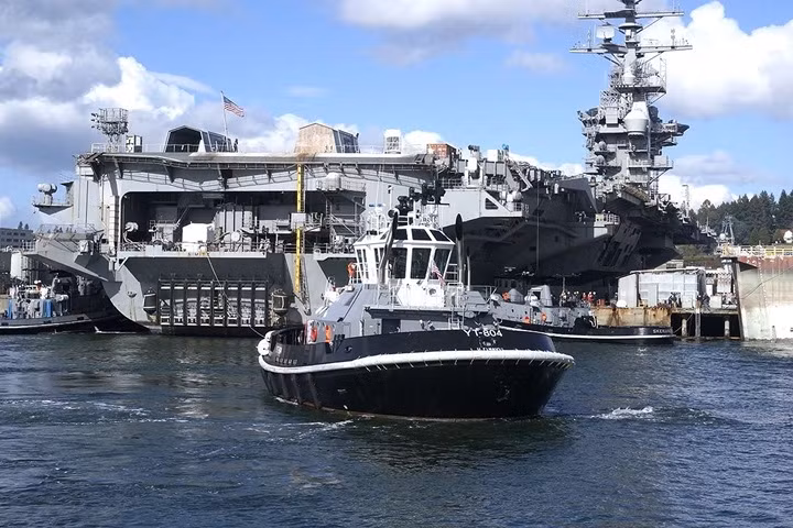 Cận cảnh tàu sân bay Nimitz của hải quân Mỹ được tu sửa trong xưởng