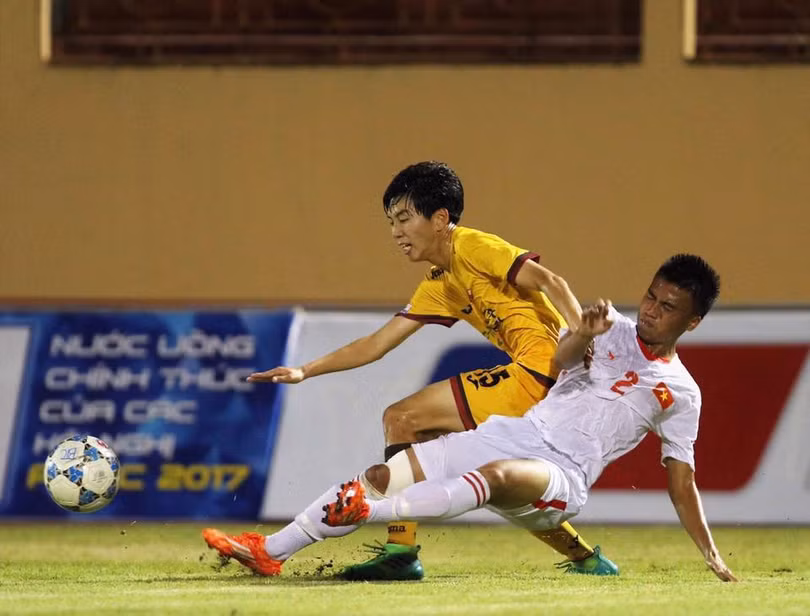 Hậu vệ từ lò PVF Phan Bá Hoàng khoác áo CLB Hồng Lĩnh Hà Tĩnh