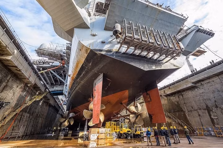 Cận cảnh tàu sân bay Nimitz của hải quân Mỹ được tu sửa trong xưởng