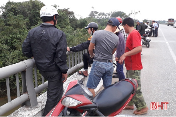 Bỏ lại thư tuyệt mệnh, người mẹ trẻ nhảy cầu tự tử