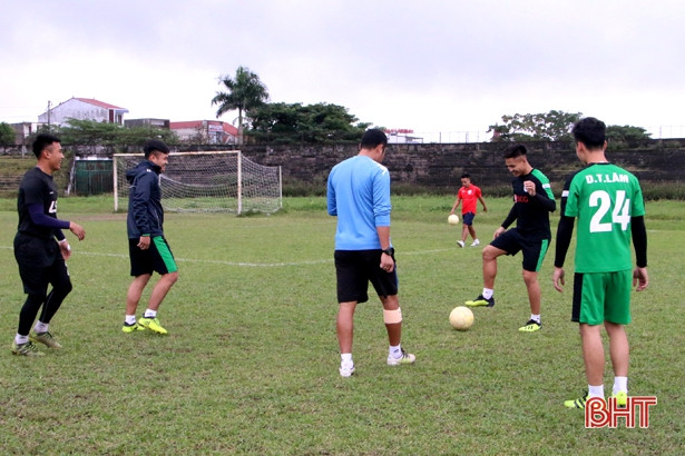 Thầy trò HLV Phạm Minh Đức làm quen SVĐ Hà Tĩnh