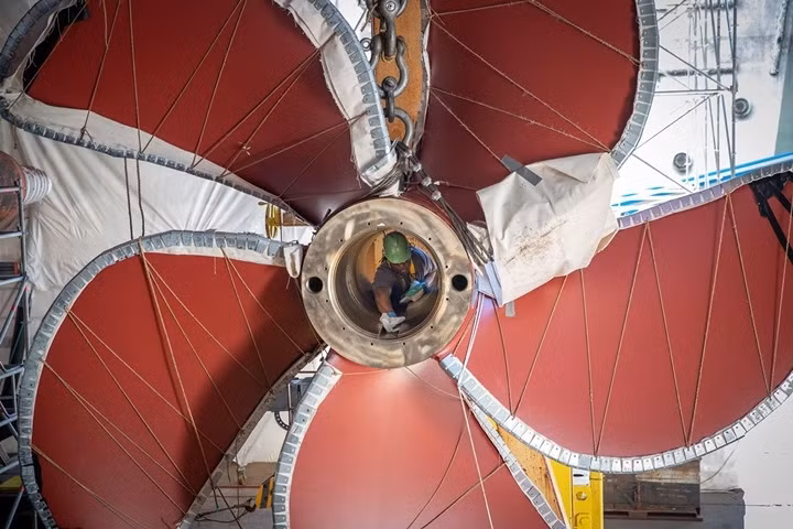 Cận cảnh tàu sân bay Nimitz của hải quân Mỹ được tu sửa trong xưởng