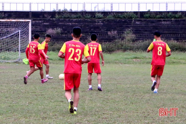 Thầy trò HLV Phạm Minh Đức làm quen SVĐ Hà Tĩnh