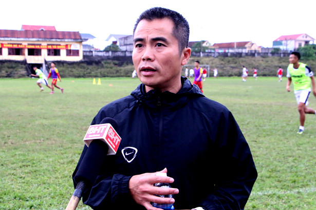 Thầy trò HLV Phạm Minh Đức làm quen SVĐ Hà Tĩnh