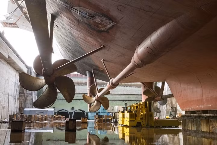 Cận cảnh tàu sân bay Nimitz của hải quân Mỹ được tu sửa trong xưởng