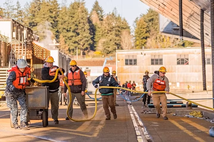 Cận cảnh tàu sân bay Nimitz của hải quân Mỹ được tu sửa trong xưởng