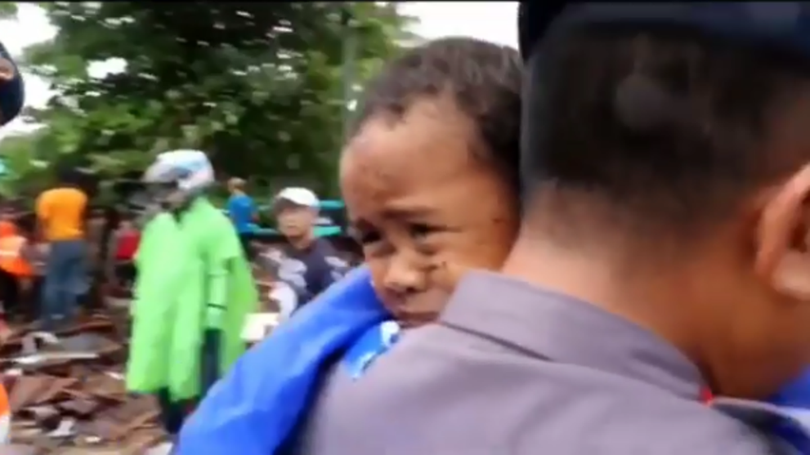 Cứu sống bé trai 5 tuổi bị kẹt trong ôtô nhiều giờ sau thảm họa sóng thần ở Indonesia