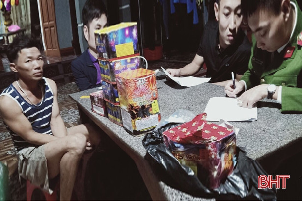 Cùng làng rủ nhau đi… bán pháo