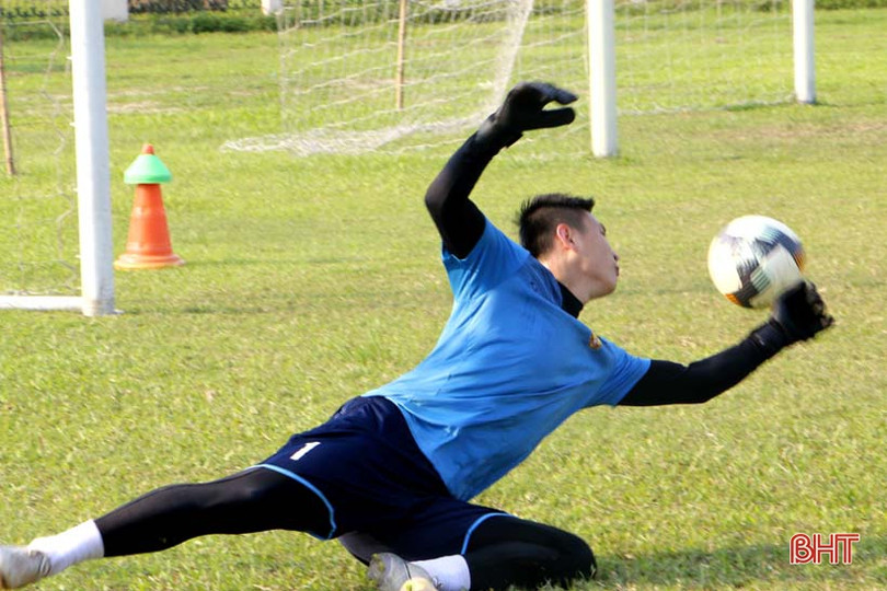 Hồng Lĩnh Hà Tĩnh “đội nắng” tập luyện cho ngày V.League trở lại