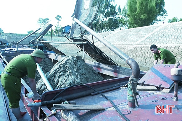 Bắt giữ 6 sà lan khai thác cát trái phép trên sông Lam