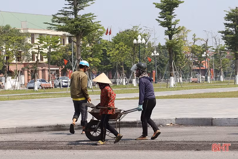 Việc “kéo” người, lao động Hà Tĩnh phơi mình dưới nắng 