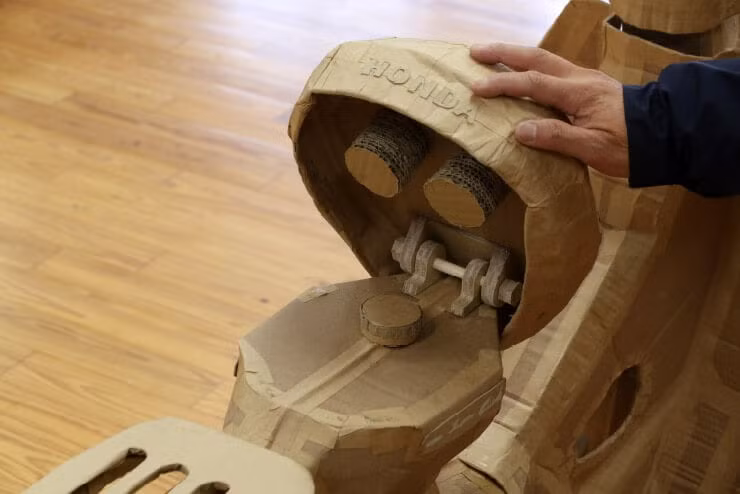 Học sinh chế tạo Honda Super Cub đời 1958 từ bìa carton