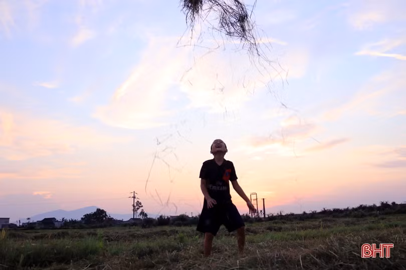 Xem nông dân Hà Tĩnh gặt lúa đêm “trốn” nóng