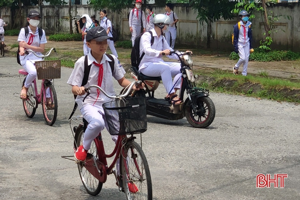 Học sinh Hà Tĩnh vẫn “quên” đeo khẩu trang khi ra khỏi trường