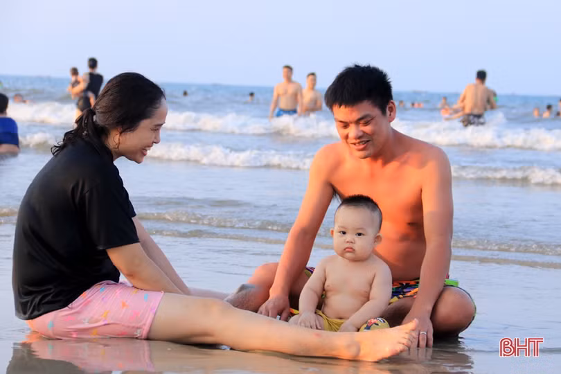 Người dân Hà Tĩnh tìm tới bể bơi, bãi biển “giải nhiệt” nắng nóng đầu mùa