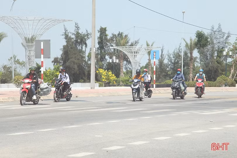 Người dân Hà Tĩnh tìm tới bể bơi, bãi biển “giải nhiệt” nắng nóng đầu mùa