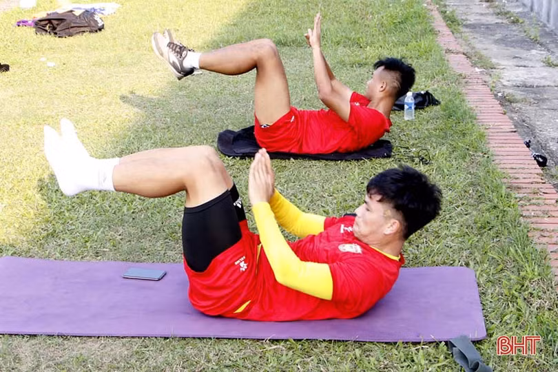 Hồng Lĩnh Hà Tĩnh “đội nắng” tập luyện cho ngày V.League trở lại