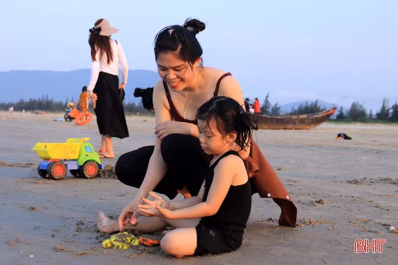 Người dân Hà Tĩnh tìm tới bể bơi, bãi biển “giải nhiệt” nắng nóng đầu mùa