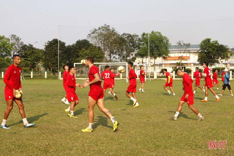 Hồng Lĩnh Hà Tĩnh “đội nắng” tập luyện cho ngày V.League trở lại