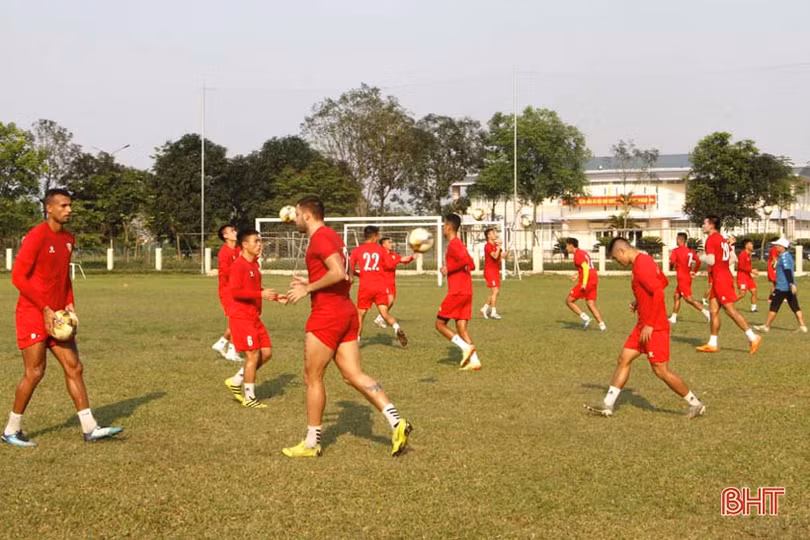 Hồng Lĩnh Hà Tĩnh “đội nắng” tập luyện cho ngày V.League trở lại
