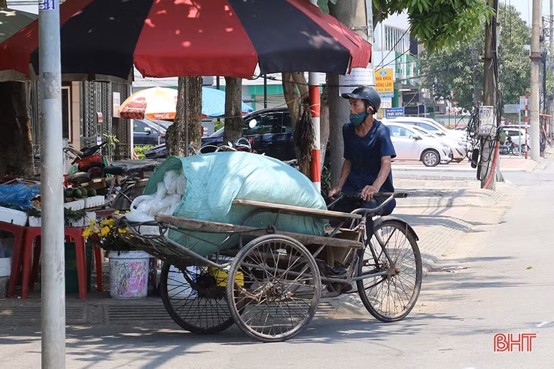 Việc “kéo” người, lao động Hà Tĩnh phơi mình dưới nắng 