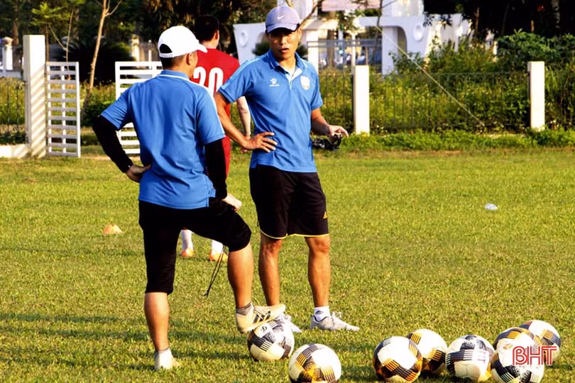 Hồng Lĩnh Hà Tĩnh “đội nắng” tập luyện cho ngày V.League trở lại