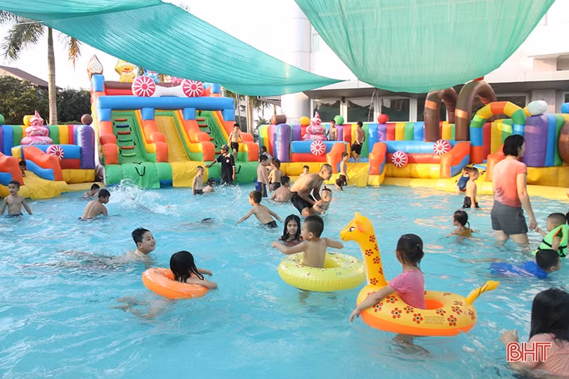 Người dân Hà Tĩnh tìm tới bể bơi, bãi biển “giải nhiệt” nắng nóng đầu mùa