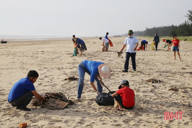 Đoàn viên thanh niên Hà Tĩnh thu gom rác, bảo vệ môi trường biển