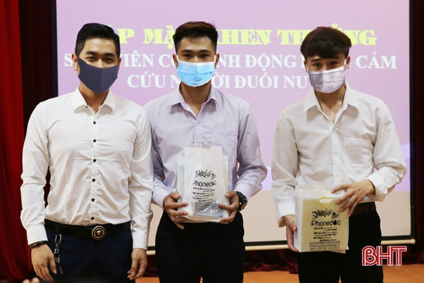 Khen thưởng sinh viên Lào dũng cảm cứu người đuối nước ở Hà Tĩnh