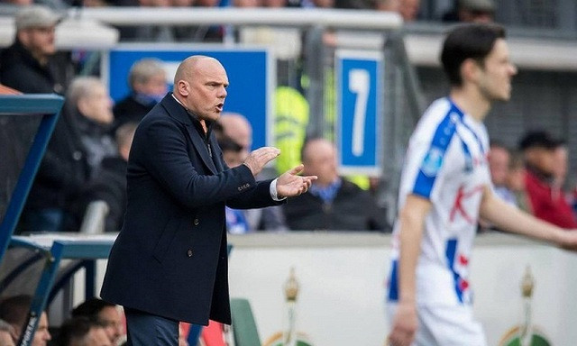 HLV Heerenveen bất ngờ nhận lỗi khi Văn Hậu ít được thi đấu - 1 HLV Heerenveen bất ngờ nhận lỗi khi Văn Hậu ít được thi đấu